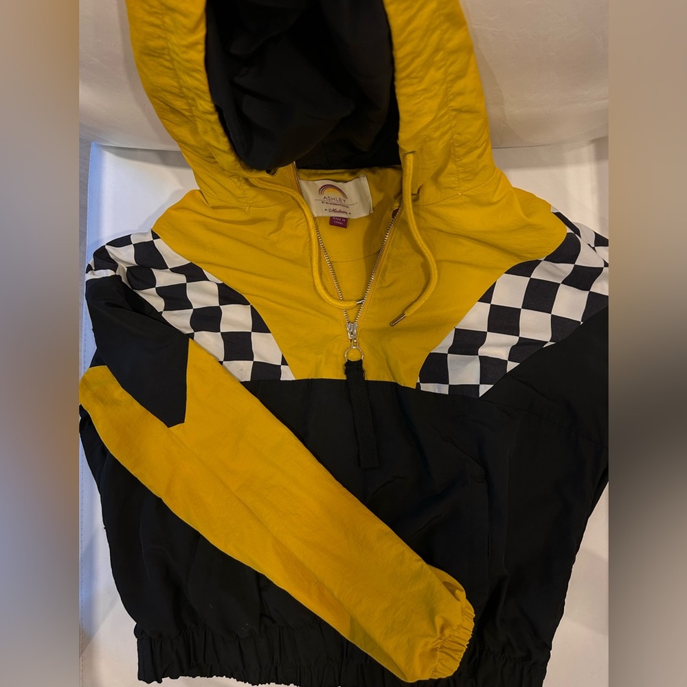 Women’s windbreaker: Medium but can fit Small